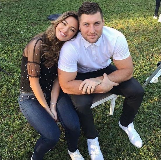 Missnews Tim Tebow Introduced Miss Universe To A First This Thanksgiving